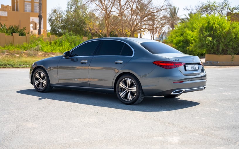 Şarika'de kiralık Mercedes C200 (Gri), 2022