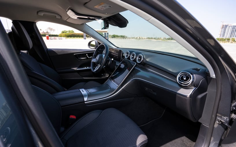 Şarika'de kiralık Mercedes C200 (Gri), 2022