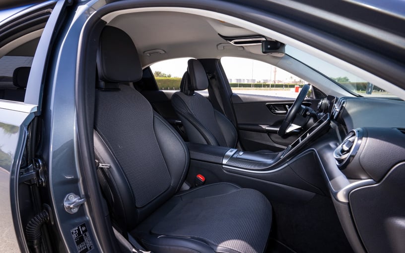 Şarika'de kiralık Mercedes C200 (Gri), 2022