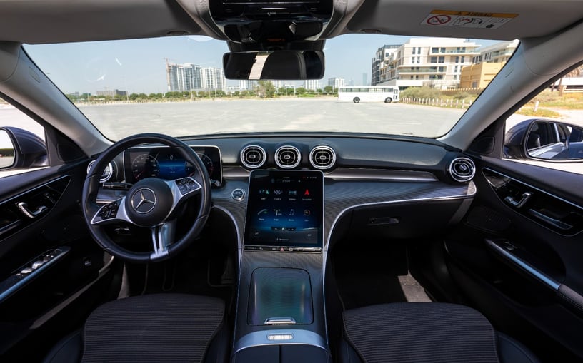 Şarika'de kiralık Mercedes C200 (Gri), 2022