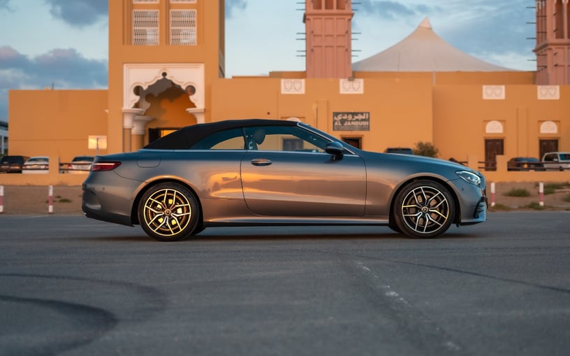 Mercedes E200 Cabrio (Темно-серый), 2022 - предложения по лизингу в Шарджа