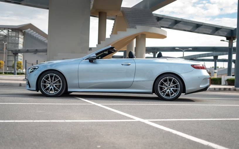 Mercedes E200 Cabrio (Серый), 2022 для аренды в Абу-Даби