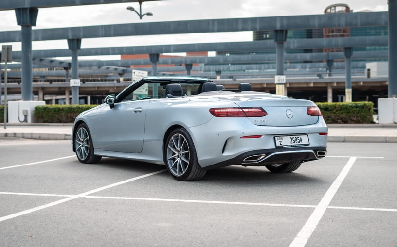 Mercedes E200 Cabrio (Серый), 2022 для аренды в Абу-Даби