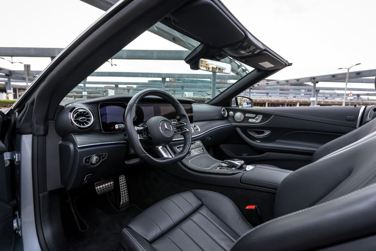 Mercedes E200 Cabrio (Серый), 2022 для аренды в Абу-Даби