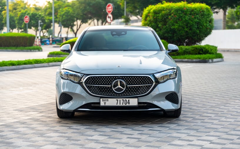 梅赛德斯 E200 (灰色), 2025 - 阿布扎比租赁报价