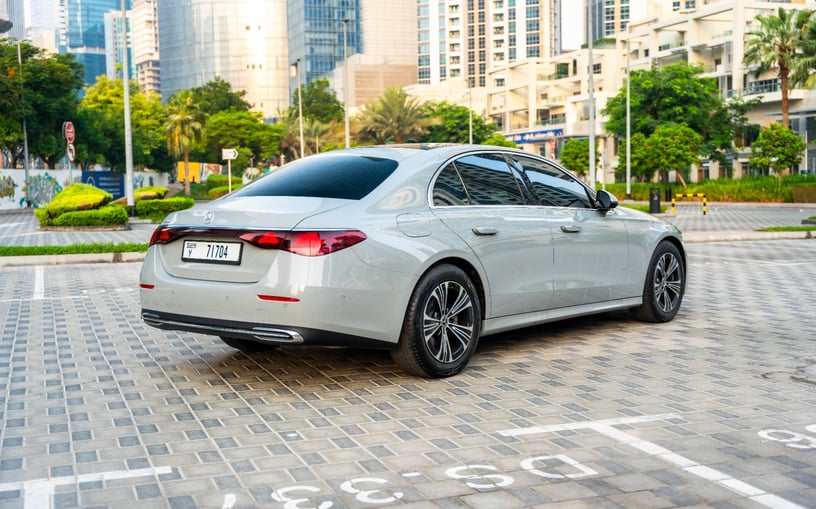 梅赛德斯 E200 (灰色), 2025 - 阿布扎比租赁报价