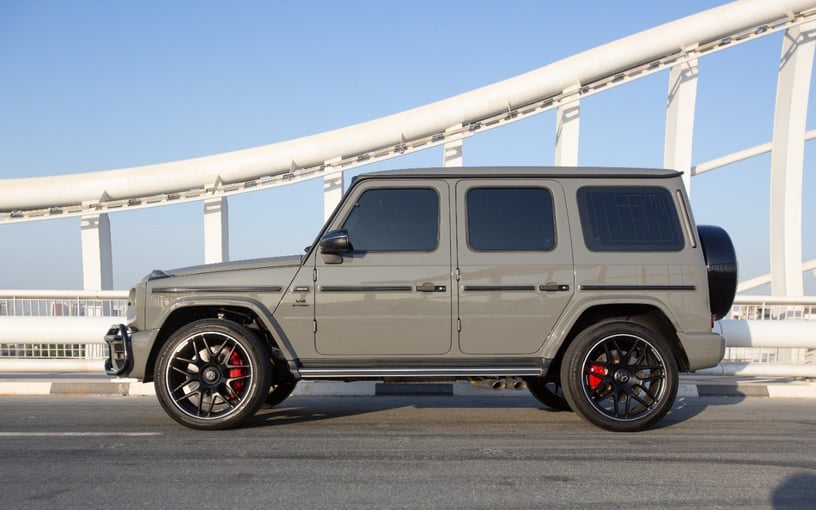 Mercedes G63 AMG (Grijs), 2022 te huur in Abu Dhabi