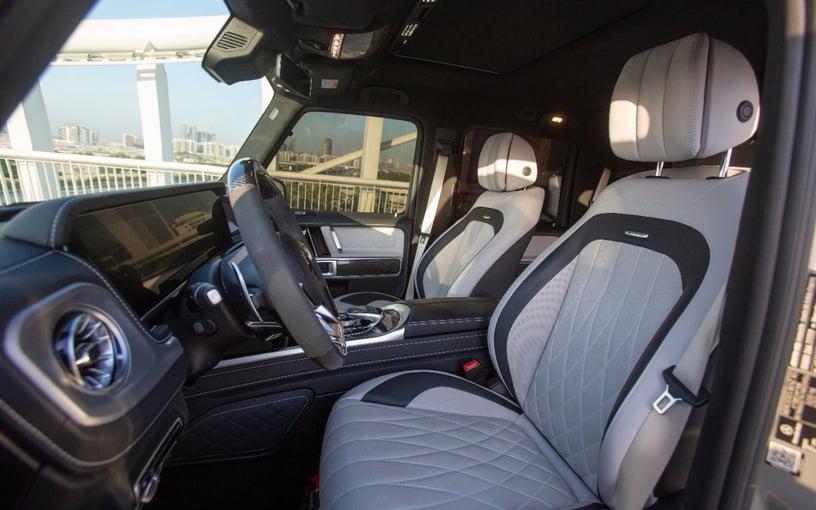 Mercedes G63 AMG (Grijs), 2022 te huur in Abu Dhabi