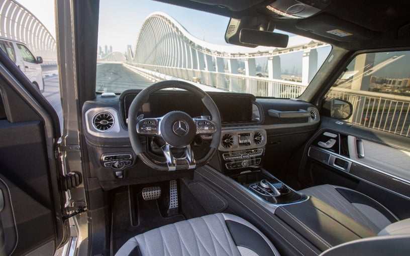 Mercedes G63 AMG (Grijs), 2022 te huur in Abu Dhabi