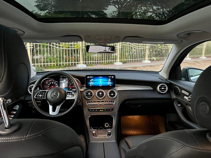 Dubai'de kiralık Mercedes GLC 300 (Gri), 2021