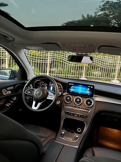 Dubai'de kiralık Mercedes GLC 300 (Gri), 2021