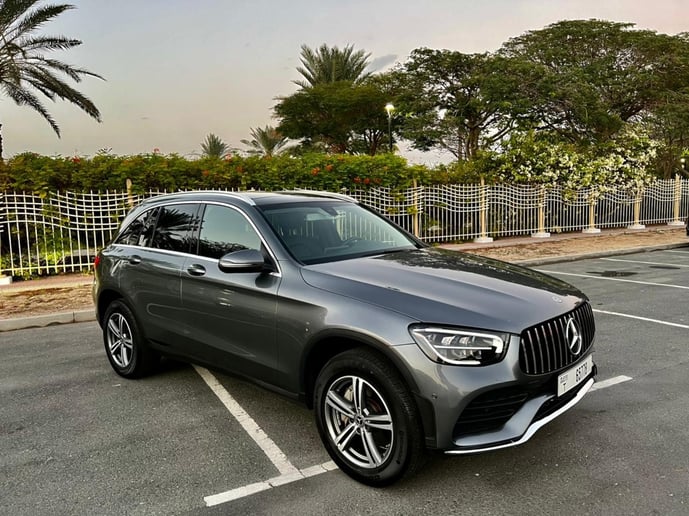 Dubai'de kiralık Mercedes GLC 300 (Gri), 2021