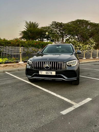 Dubai'de kiralık Mercedes GLC 300 (Gri), 2021
