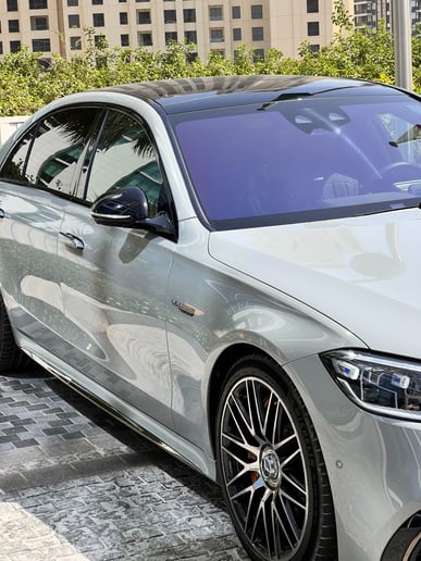 Şarika'de kiralık Mercedes S63 AMG (Gri), 2023