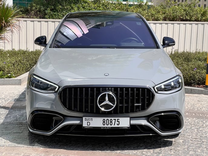 Şarika'de kiralık Mercedes S63 AMG (Gri), 2023