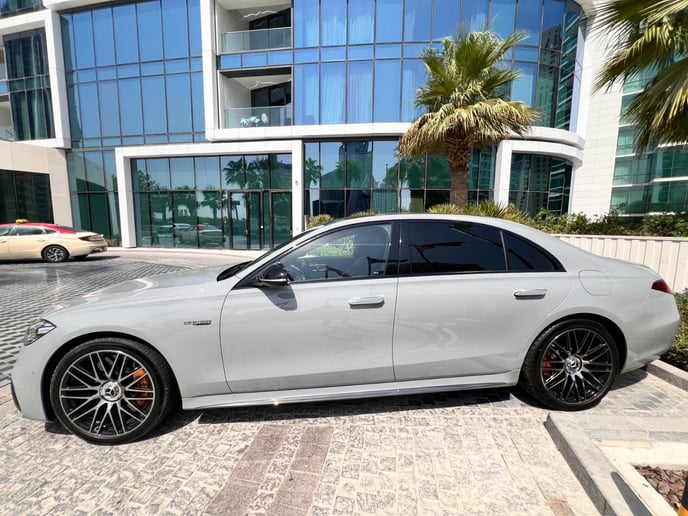 Şarika'de kiralık Mercedes S63 AMG (Gri), 2023