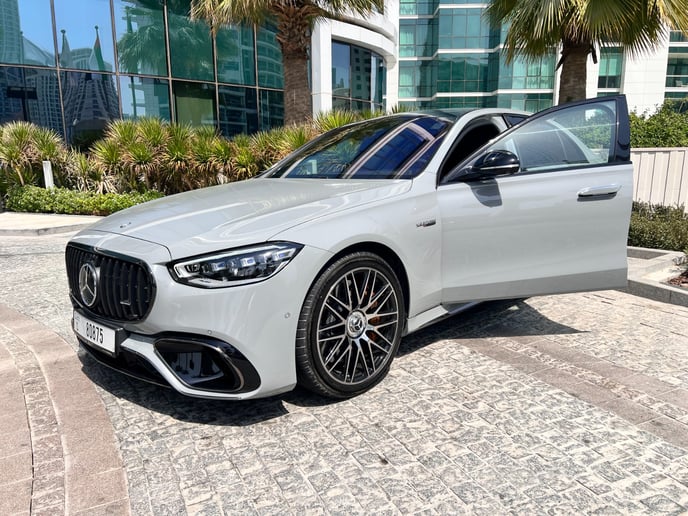 Şarika'de kiralık Mercedes S63 AMG (Gri), 2023