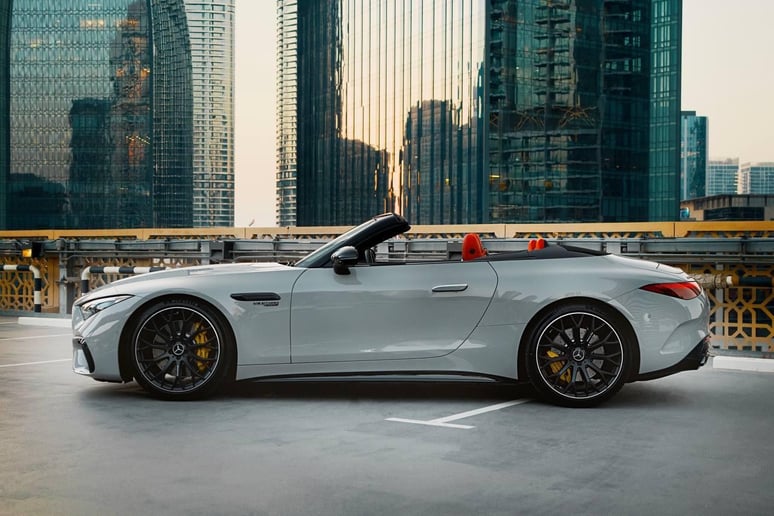 Mercedes SL63 AMG (Grau), 2023  zur Miete in Abu Dhabi