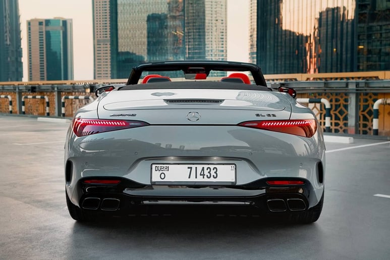 Mercedes SL63 AMG (Grau), 2023  zur Miete in Abu Dhabi