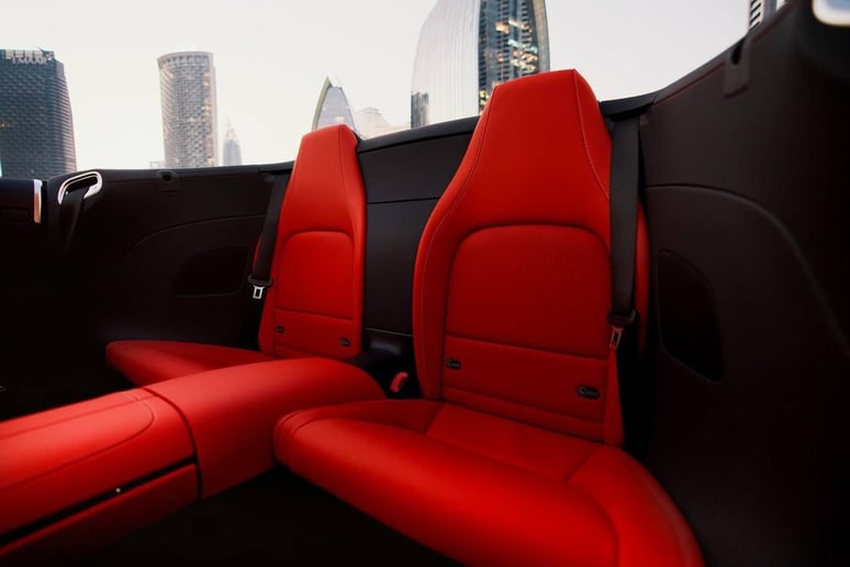 Mercedes SL63 AMG (Grau), 2023  zur Miete in Abu Dhabi