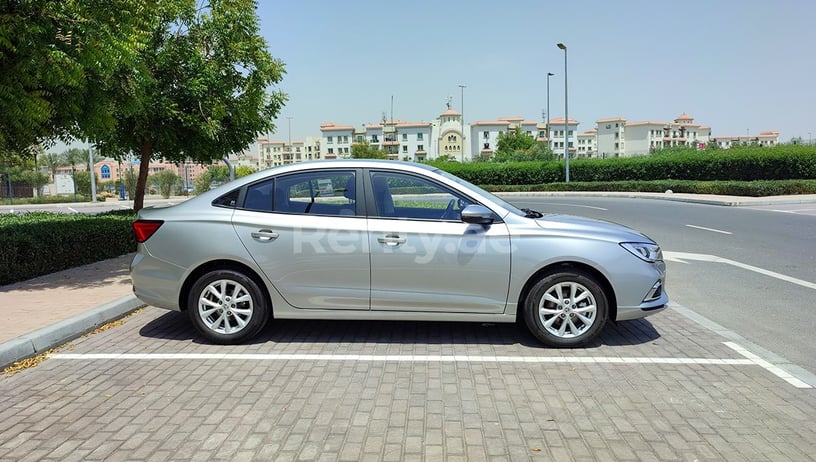 MG5 (Gris), 2022 para alquiler en Dub&aacute;i