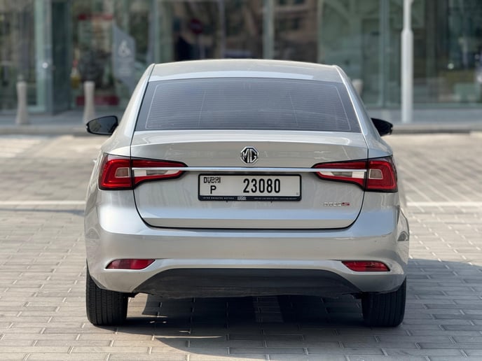 在阿布扎比 租 MG5 (灰色), 2025