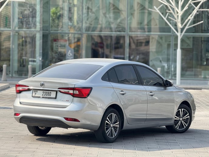 在阿布扎比 租 MG5 (灰色), 2025