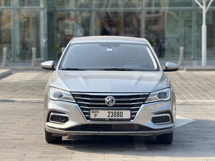 在阿布扎比 租 MG5 (灰色), 2025