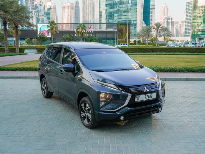 Şarika'de kiralık Mitsubishi Xpander (Gri), 2022