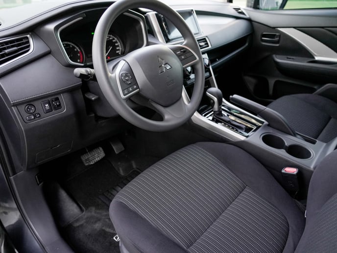Şarika'de kiralık Mitsubishi Xpander (Gri), 2022