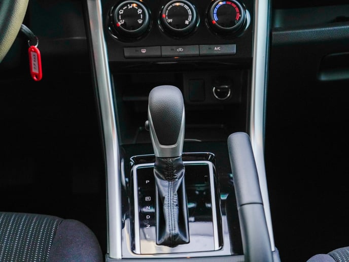 Şarika'de kiralık Mitsubishi Xpander (Gri), 2022