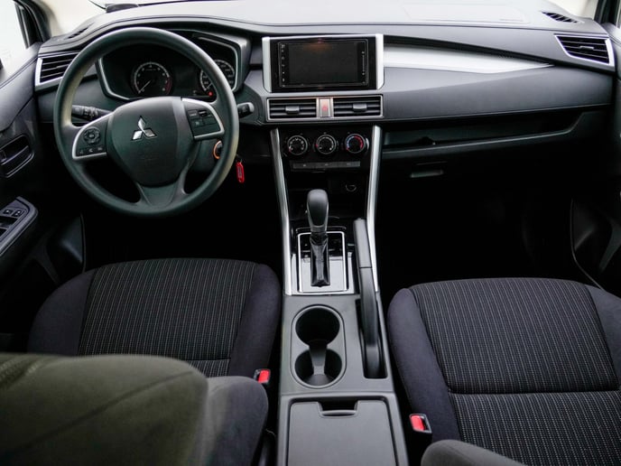 Şarika'de kiralık Mitsubishi Xpander (Gri), 2022