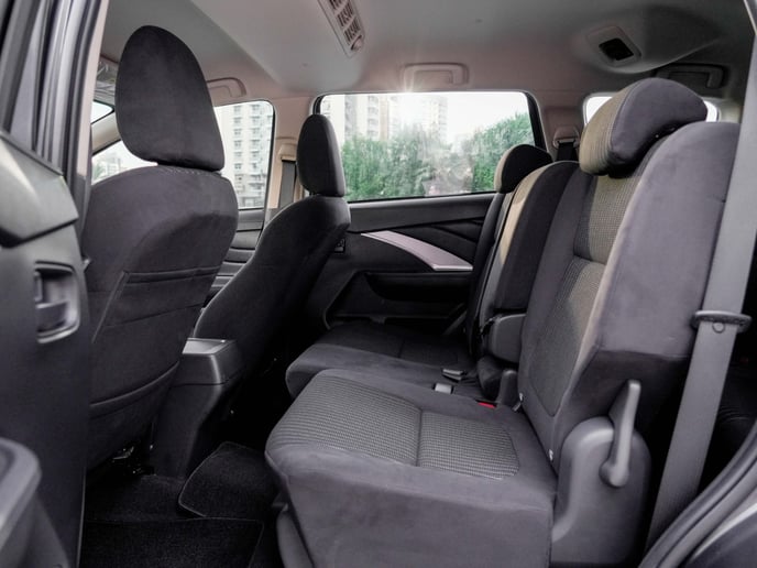 Şarika'de kiralık Mitsubishi Xpander (Gri), 2022