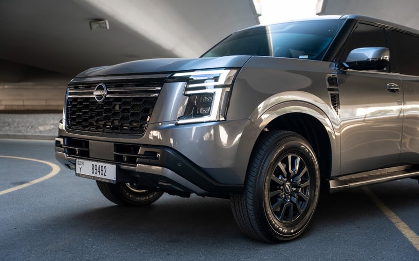 Nissan Patrol Platinum V6 (Grise), 2026 &agrave; louer &agrave; Abu Dhabi