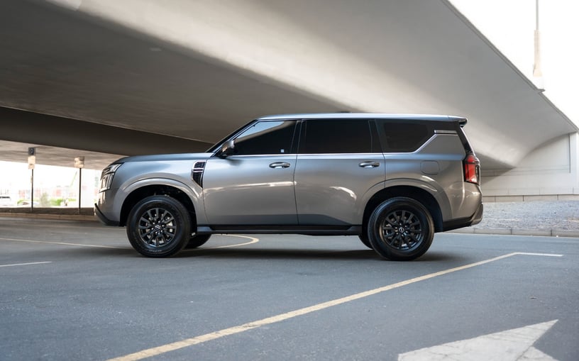 Nissan Patrol Platinum V6 (Grise), 2026 &agrave; louer &agrave; Abu Dhabi