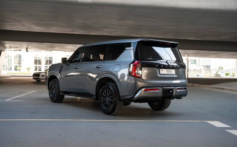 Nissan Patrol Platinum V6 (Grise), 2026 &agrave; louer &agrave; Abu Dhabi