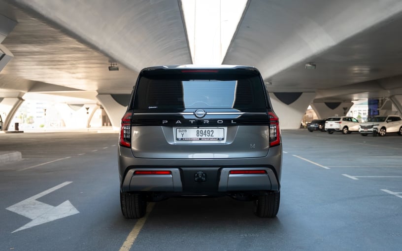 Nissan Patrol Platinum V6 (Grise), 2026 &agrave; louer &agrave; Abu Dhabi
