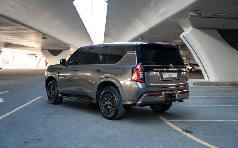 Nissan Patrol Platinum V6 (Grise), 2026 &agrave; louer &agrave; Abu Dhabi