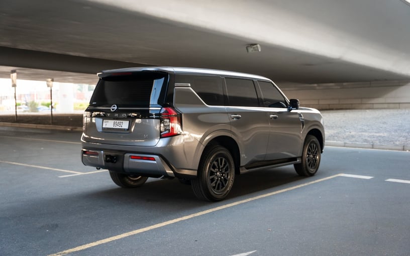 Nissan Patrol Platinum V6 (Grise), 2026 &agrave; louer &agrave; Abu Dhabi