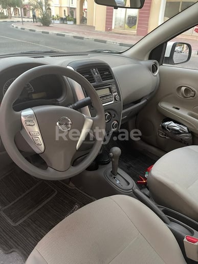 Dubai'de kiralık Nissan Sunny (Gri), 2021