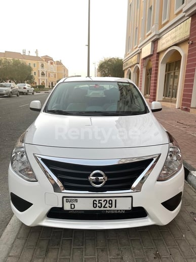 Dubai'de kiralık Nissan Sunny (Gri), 2021