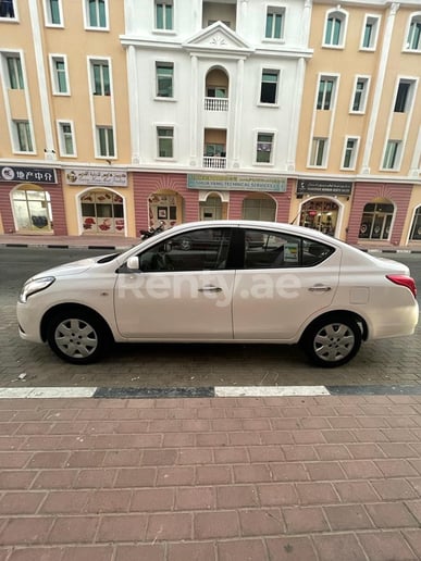 Dubai'de kiralık Nissan Sunny (Gri), 2021