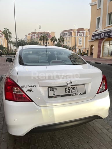 Dubai'de kiralık Nissan Sunny (Gri), 2021