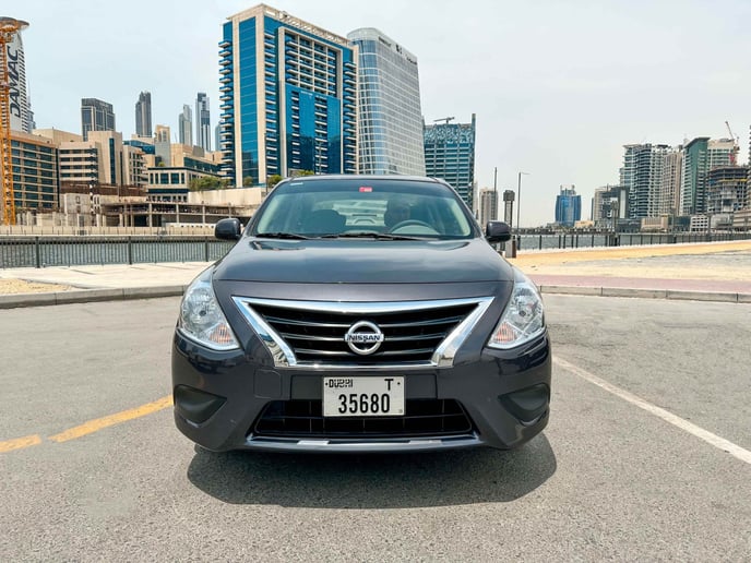 Nissan Sunny (Gris), 2022 para alquiler en Abu Dhabi
