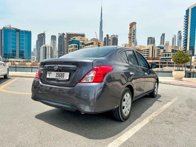 Nissan Sunny (Gris), 2022 para alquiler en Abu Dhabi