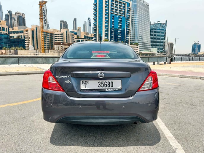 Nissan Sunny (Gris), 2022 para alquiler en Abu Dhabi