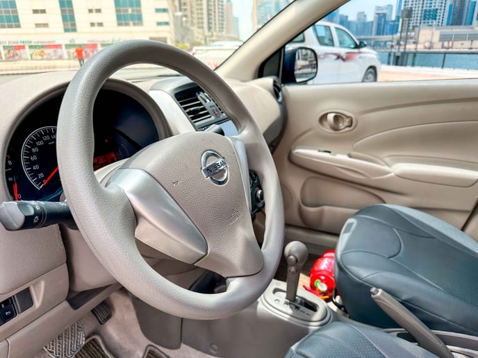 Nissan Sunny (Gris), 2022 para alquiler en Abu Dhabi