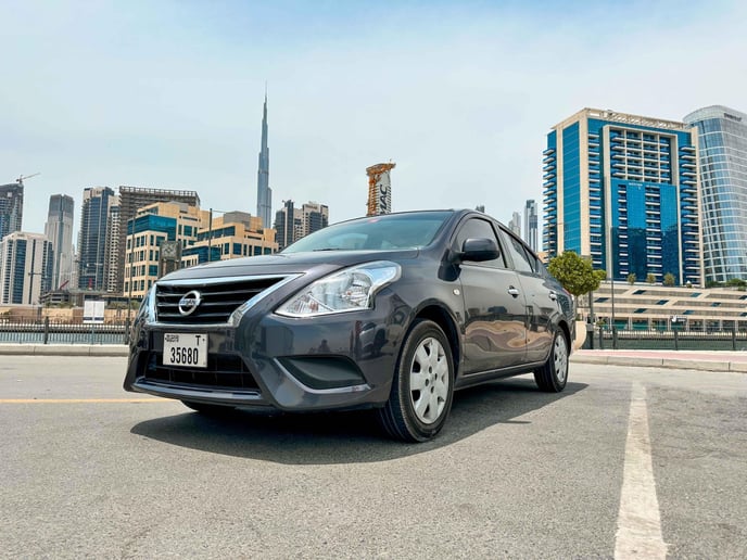 Nissan Sunny (Gris), 2022 para alquiler en Abu Dhabi