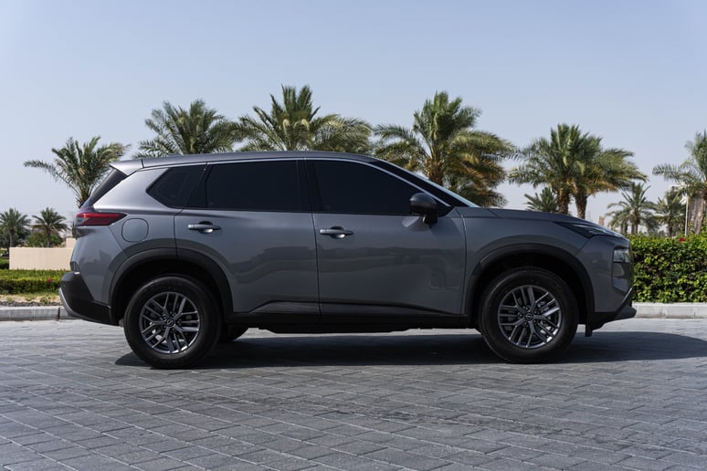 Nissan Xtrail (Grijs), 2024 te huur in Sharjah
