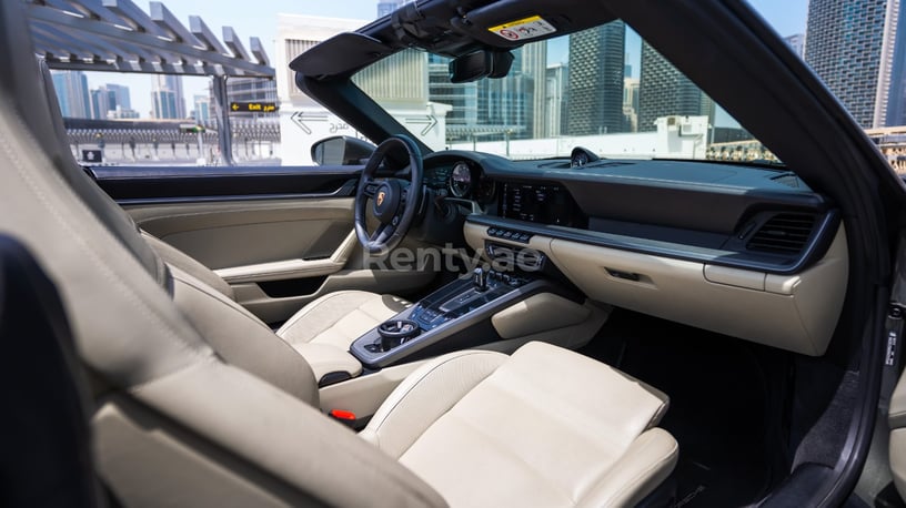 Porsche 911 Carrera Cabrio (Grau), 2021  zur Miete in Dubai 3